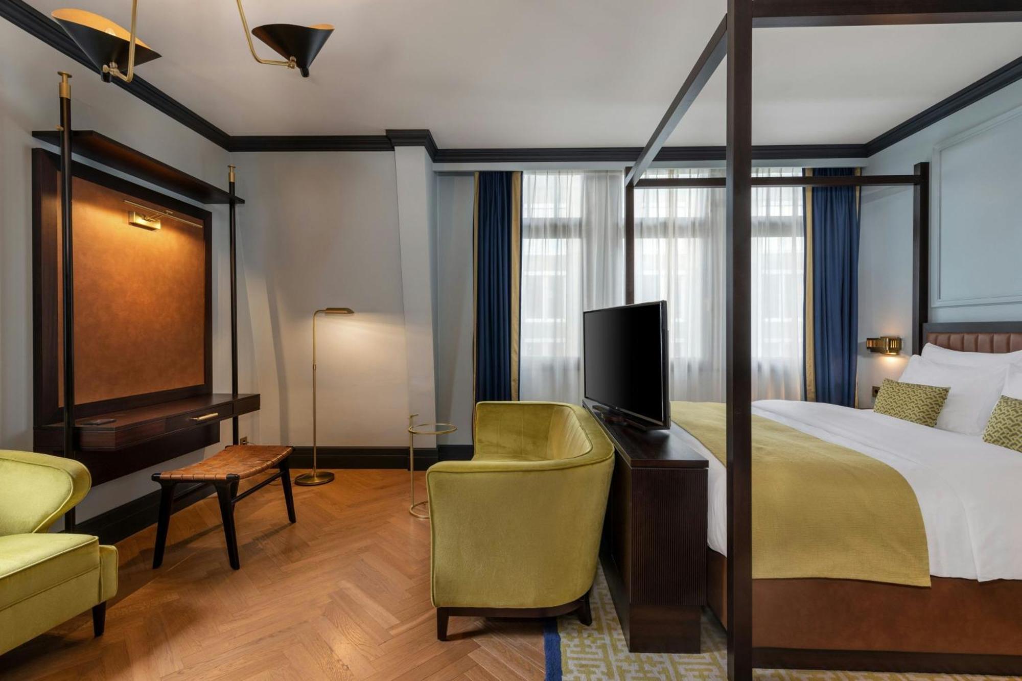 One-Bedroom Junior King Suite